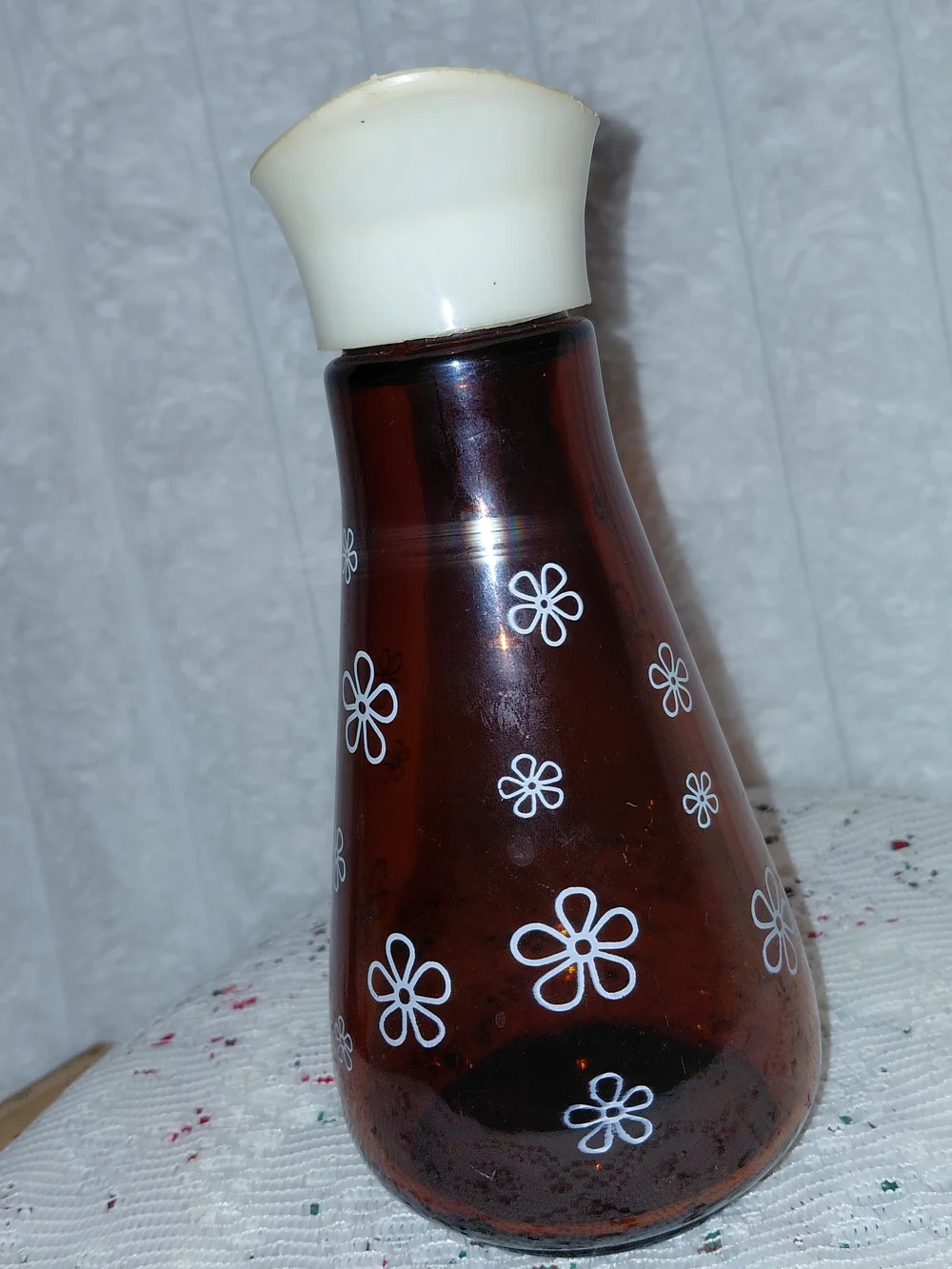 Vintage Thatcher Glass syrup dispenser W/DAISIES from the 1950s or 1960s.